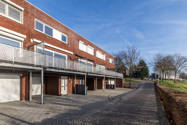 Foto - Te koop: Moderne instapklare drive-inwoning met garage, 3 slaapkamers, balkon met prachtig uitzicht en geheel bestraatte onderhoudsvriendelijke tuin met tuinkamer gelegen aan de rand van Heerlen.